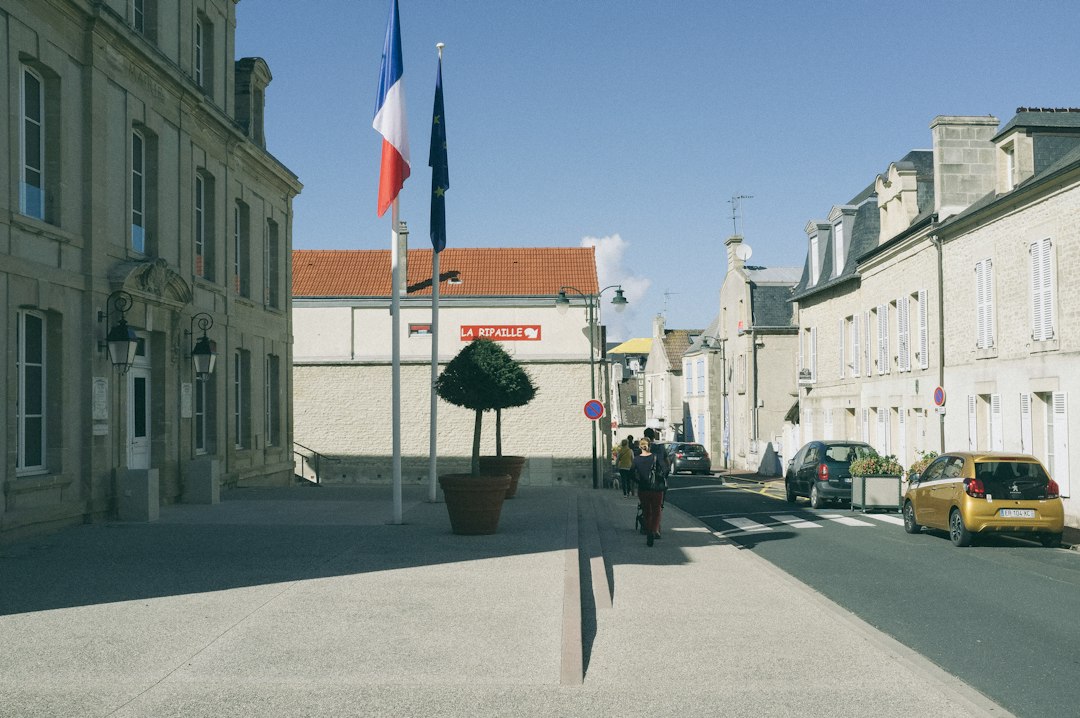 Rue de Saint-Lô avec bâtiments et circulation en centre-ville