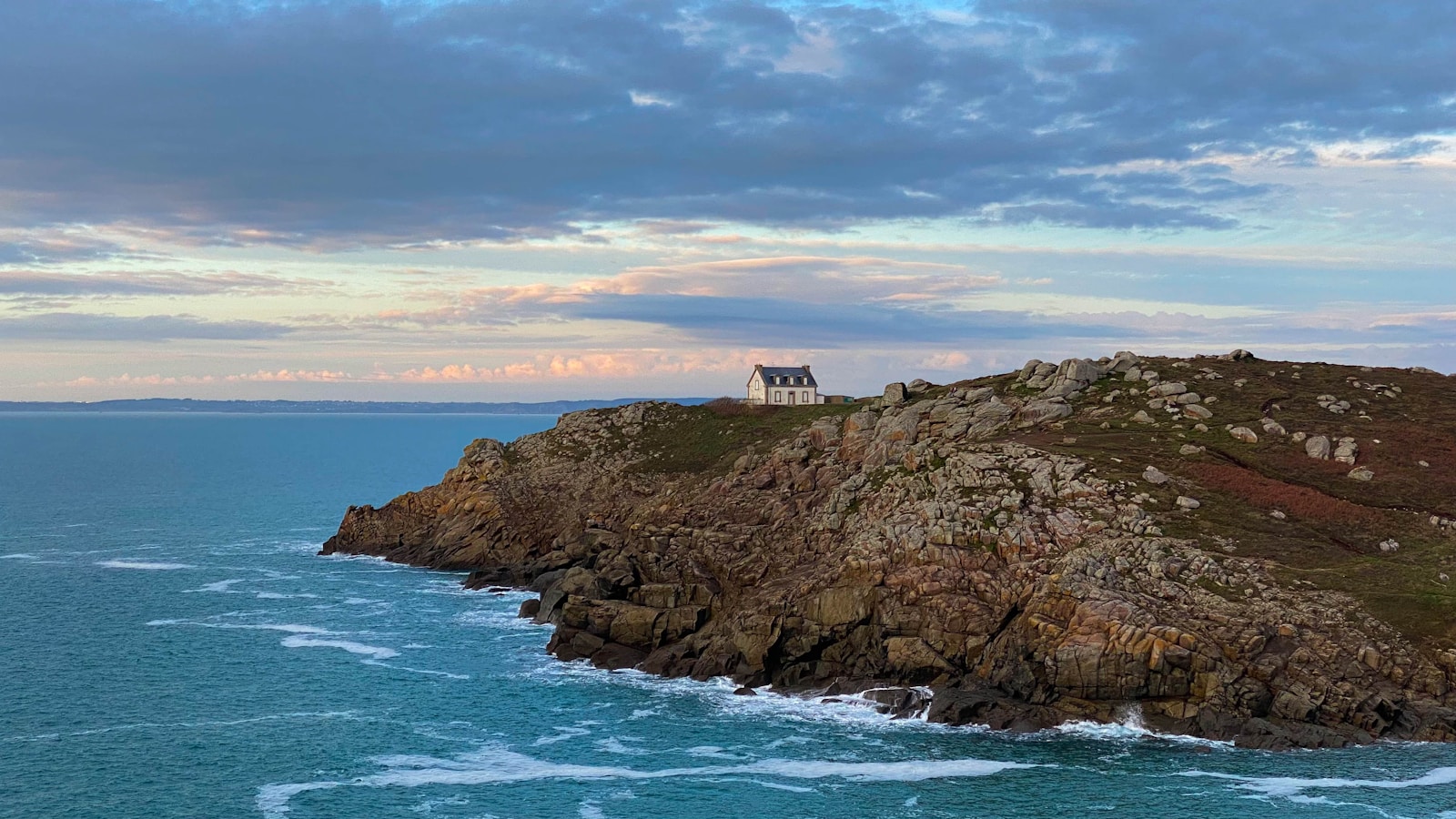 Littoral rocheux près de Saint-Nazaire sur la côte Atlantique