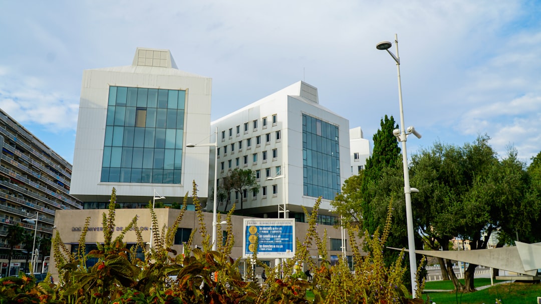 Bâtiments contemporains évoquant l’environnement technologique et professionnel de Sophia Antipolis