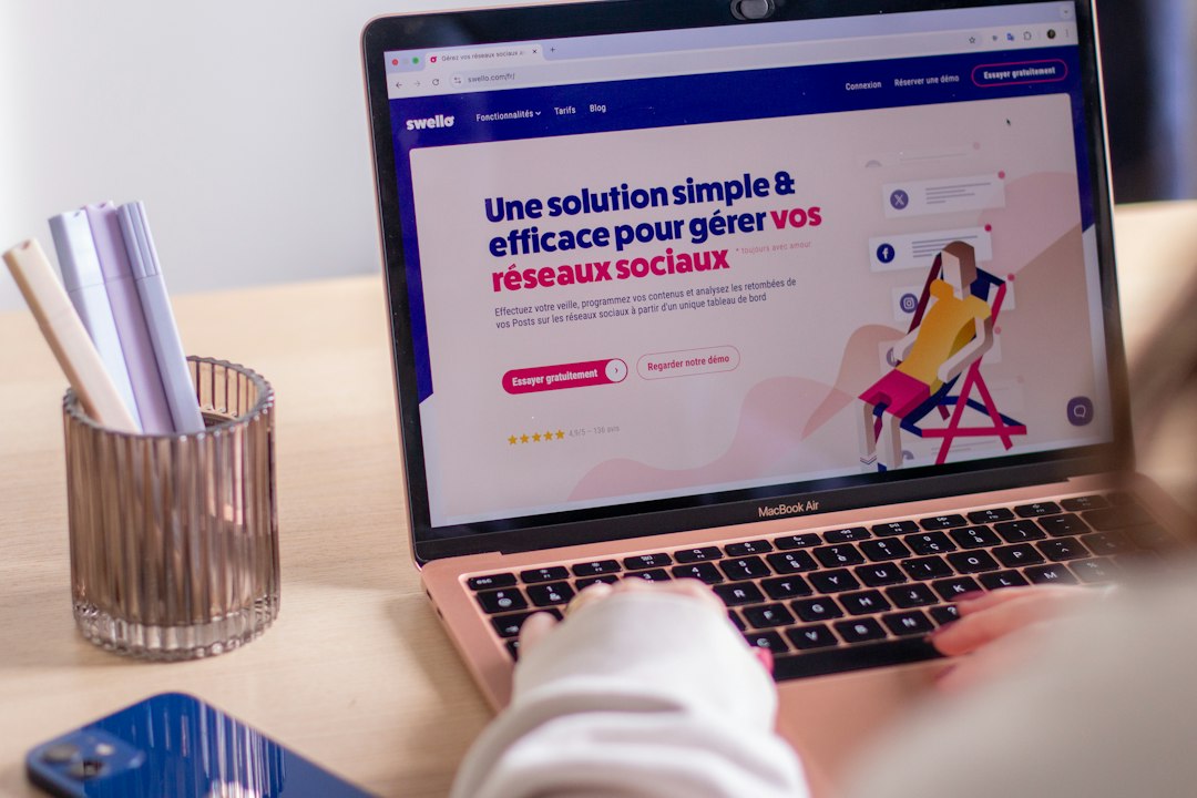 Ordinateur utilisé dans un environnement professionnel pour illustrer les besoins de traduction de logiciels et contenus numériques