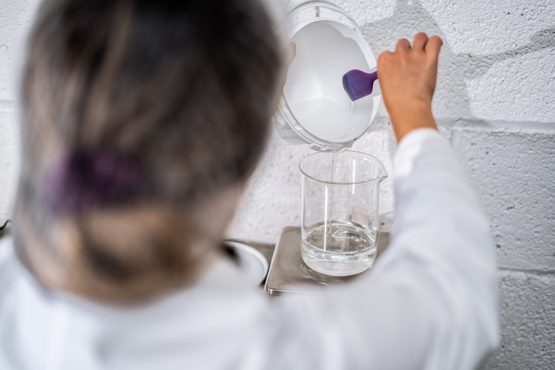 Environnement de laboratoire illustrant les besoins de traduction scientifique et biomédicale à Sophia Antipolis