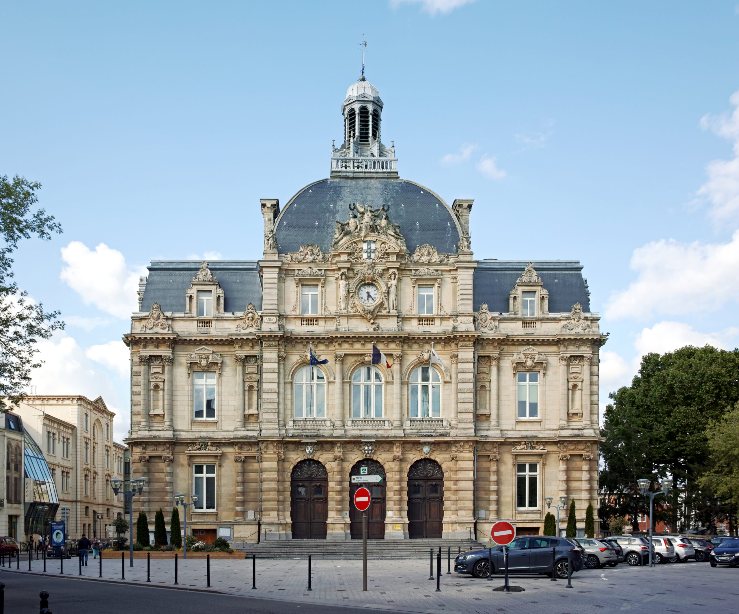 Hôtel de Ville de Tourcoing vu depuis la place Victor Hassebroucq