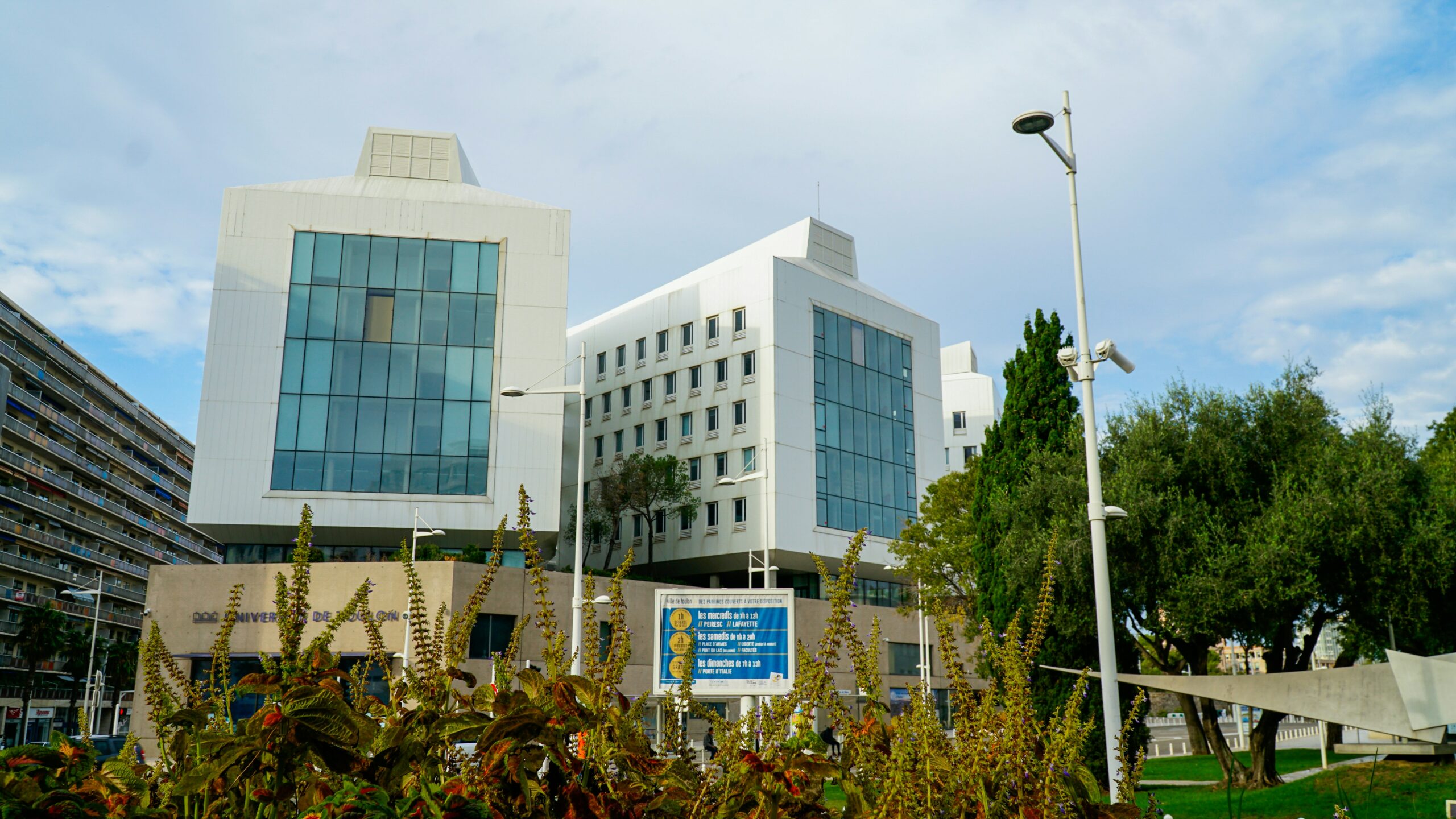 Agence de traduction Valence – Lexicalis – études et mobilité Bâtiments universitaires illustrant les besoins de traduction de diplômes et dossiers académiques à Valence