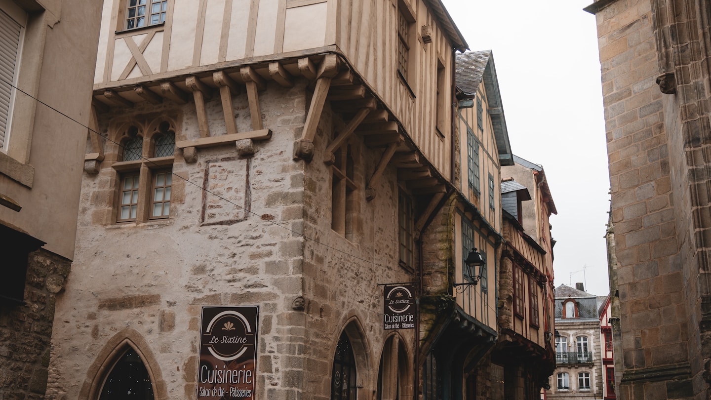 Rue pavée et maisons anciennes du centre historique de Vannes