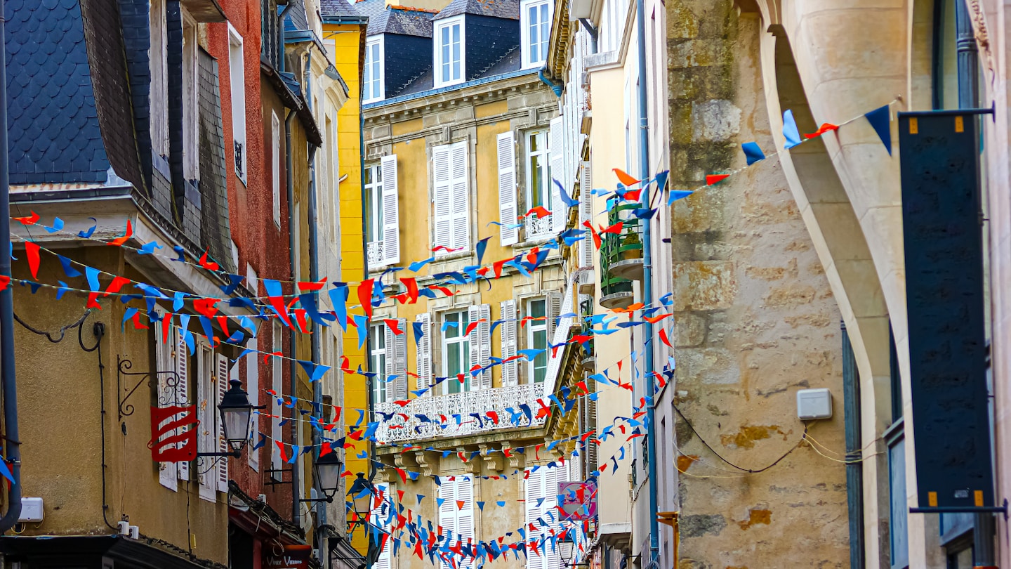 Rue animée bordée de bâtiments anciens dans la vieille ville de Vannes