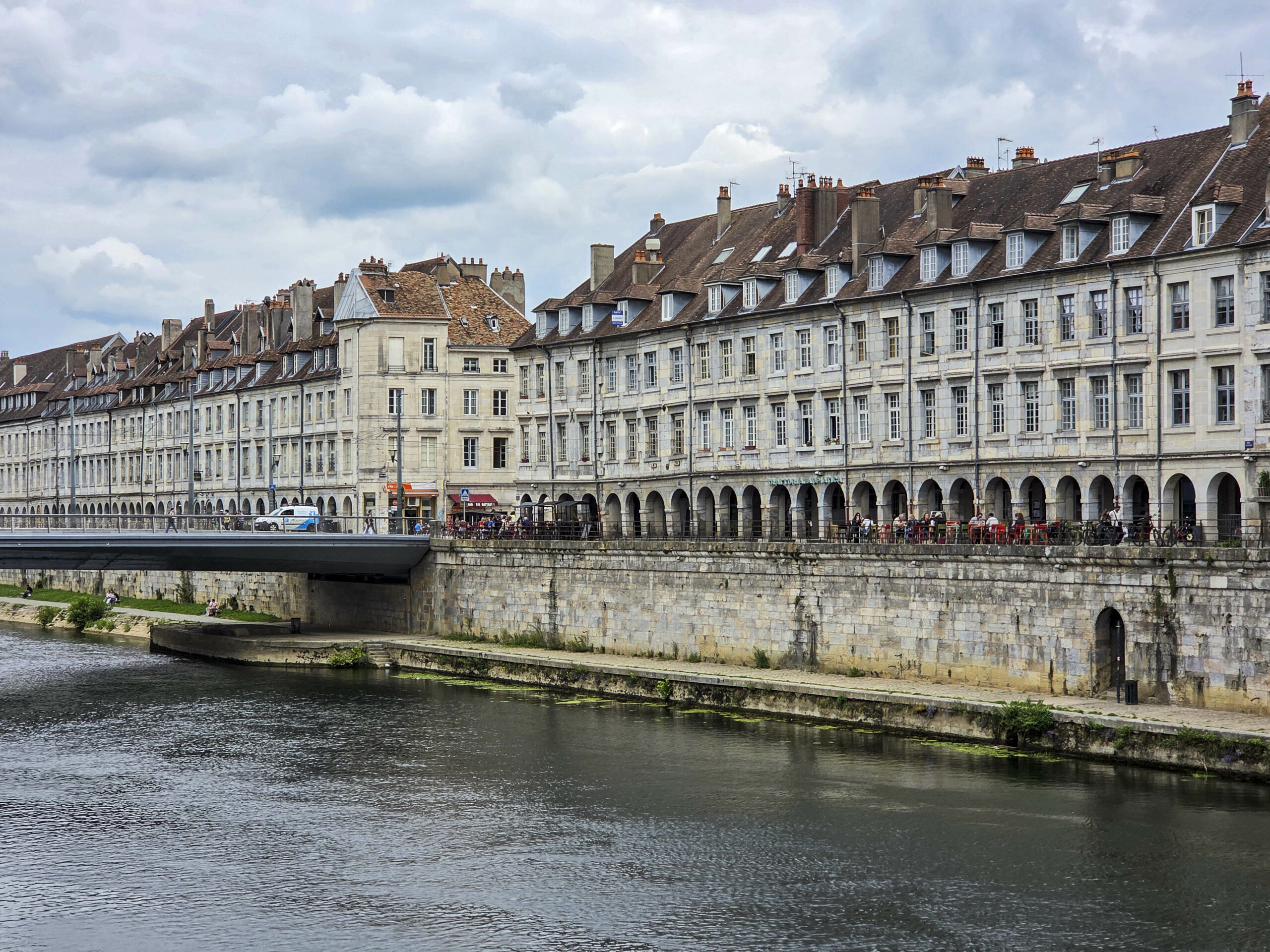 Pont Battant et quai Vauban à Besançon au bord du Doubs
