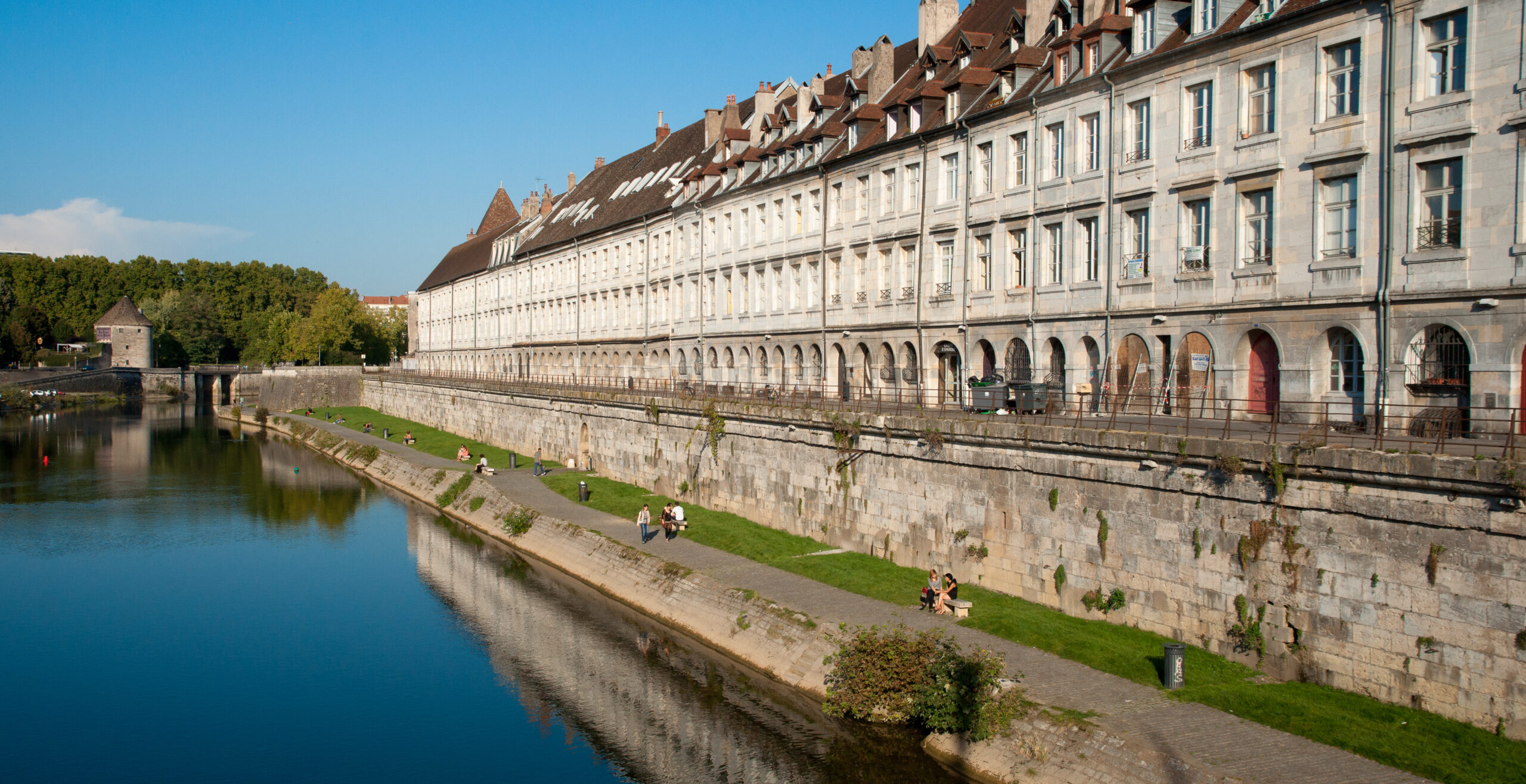 Quai Vauban au bord du Doubs dans le centre de Besançon