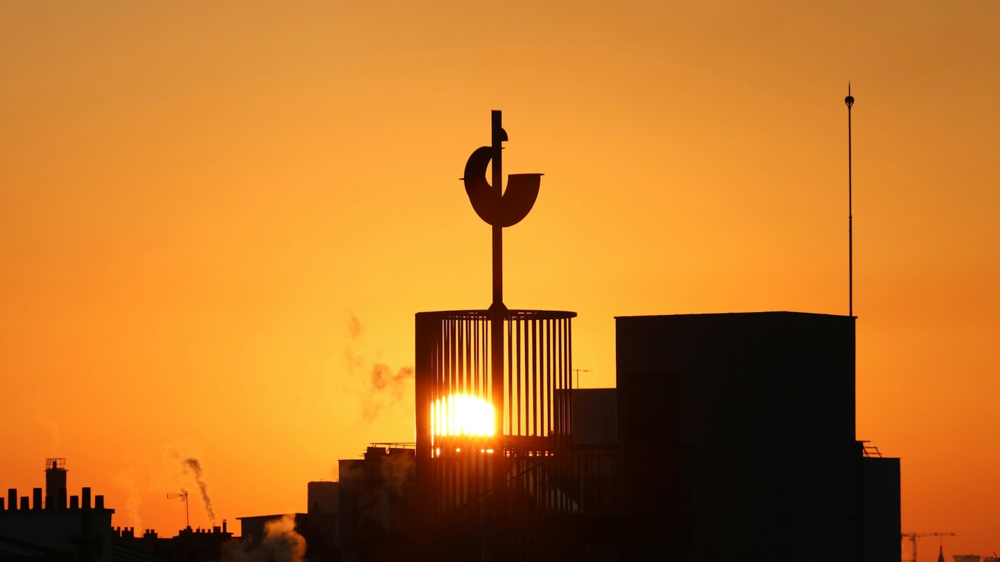 Rue bordée d’immeubles à Boulogne-Billancourt dans la lumière du matin