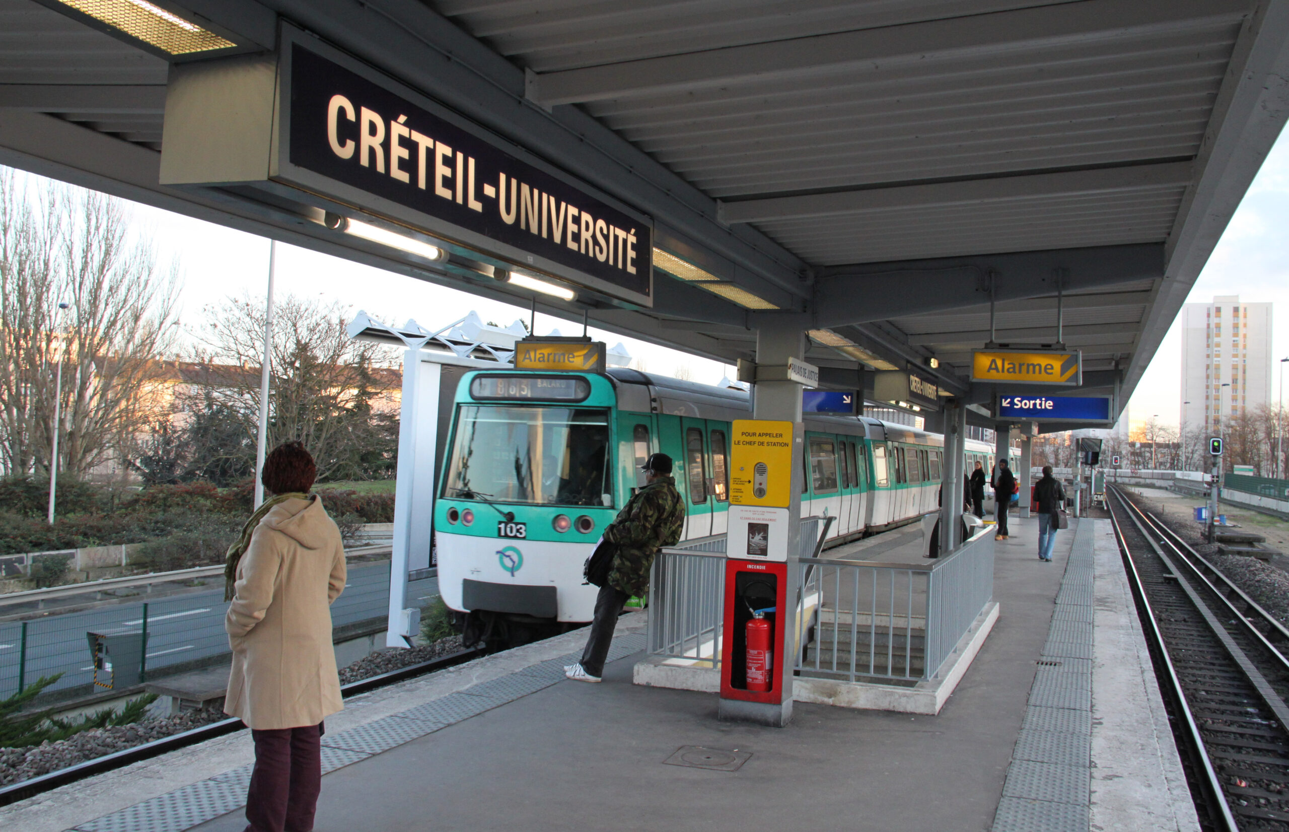 Un train de la ligne 8 à l’approche de la station Créteil-Université