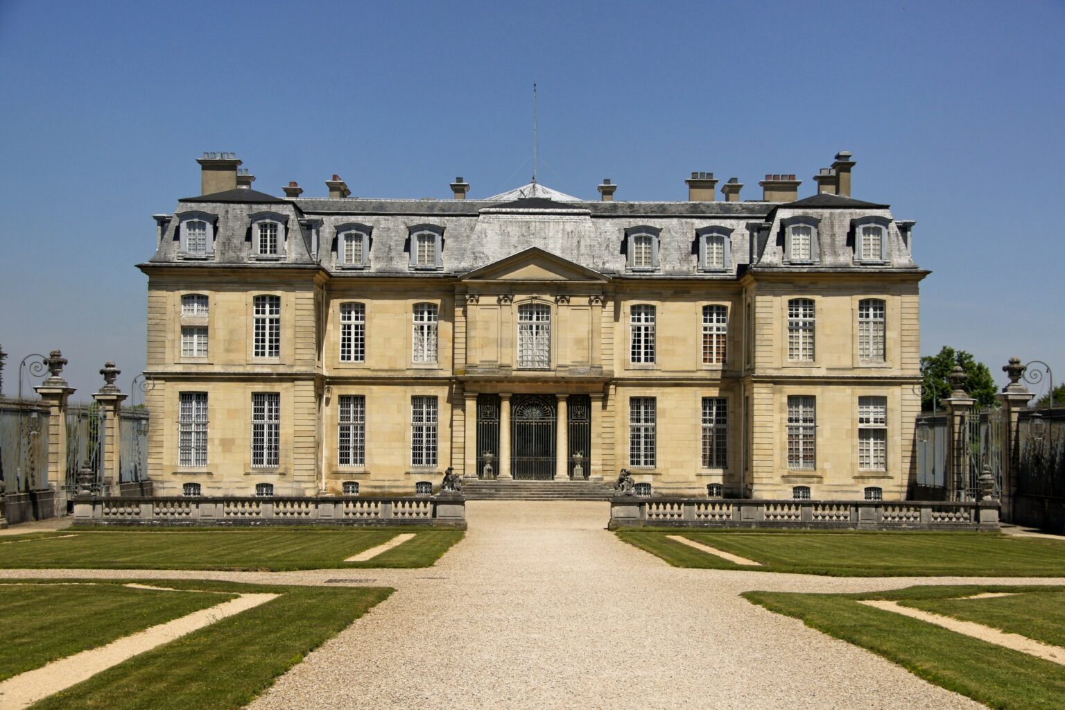 Façade du château de Champs-sur-Marne et allée de sa cour d’honneur