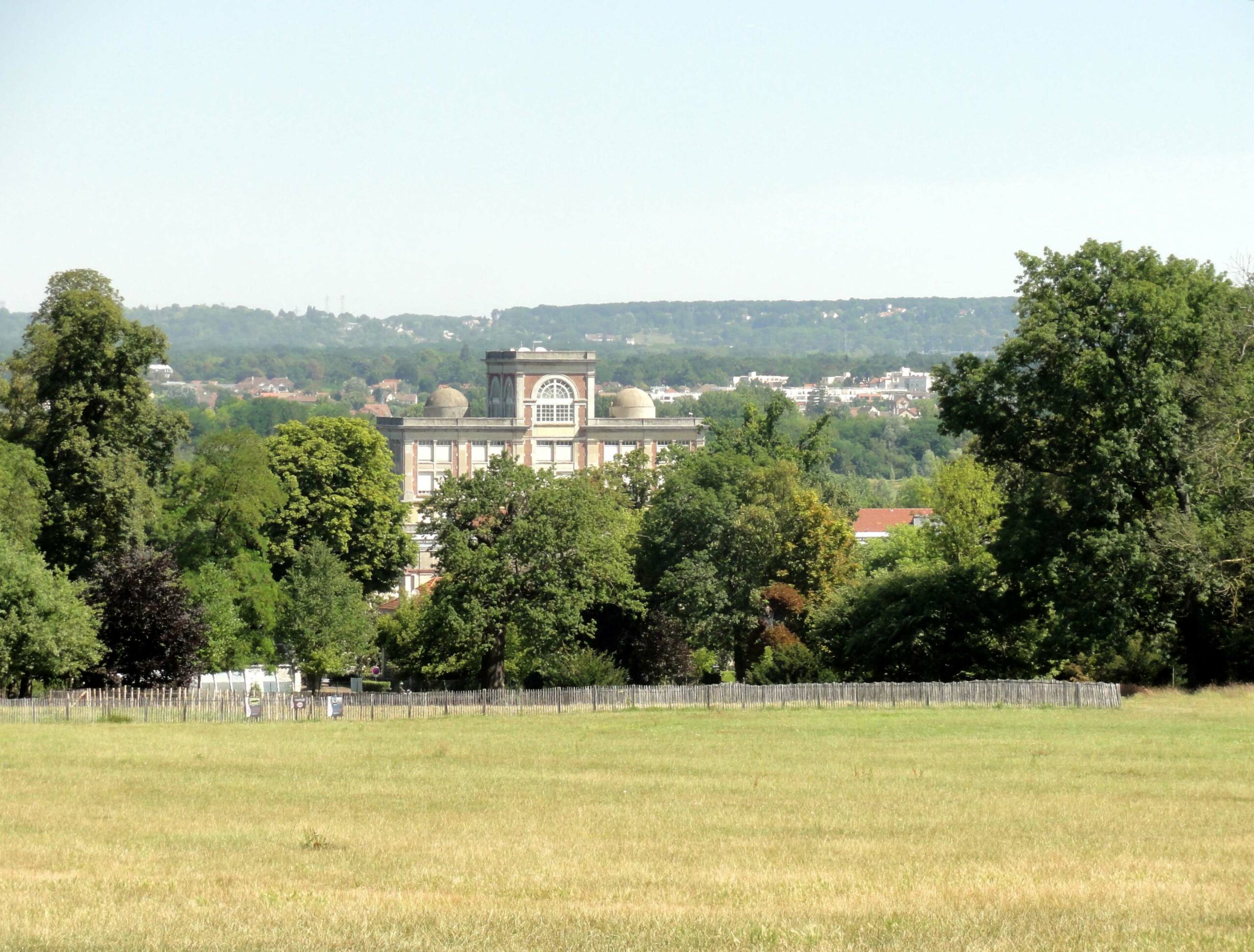 L’ancienne chocolaterie Menier au bord de la Marne, vue depuis le parc de Noisiel