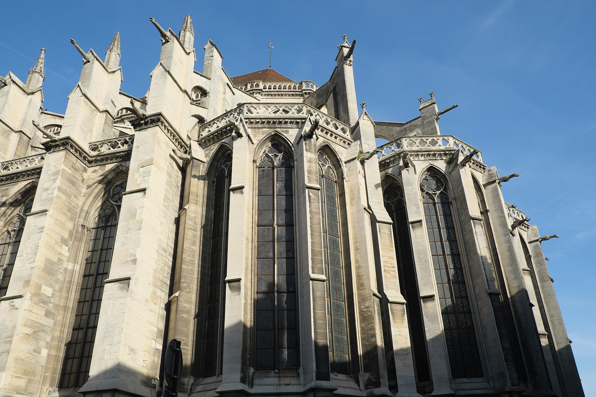 Le chevet de la cathédrale Saint-Étienne de Meaux, ses grandes fenêtres et ses arcs-boutants