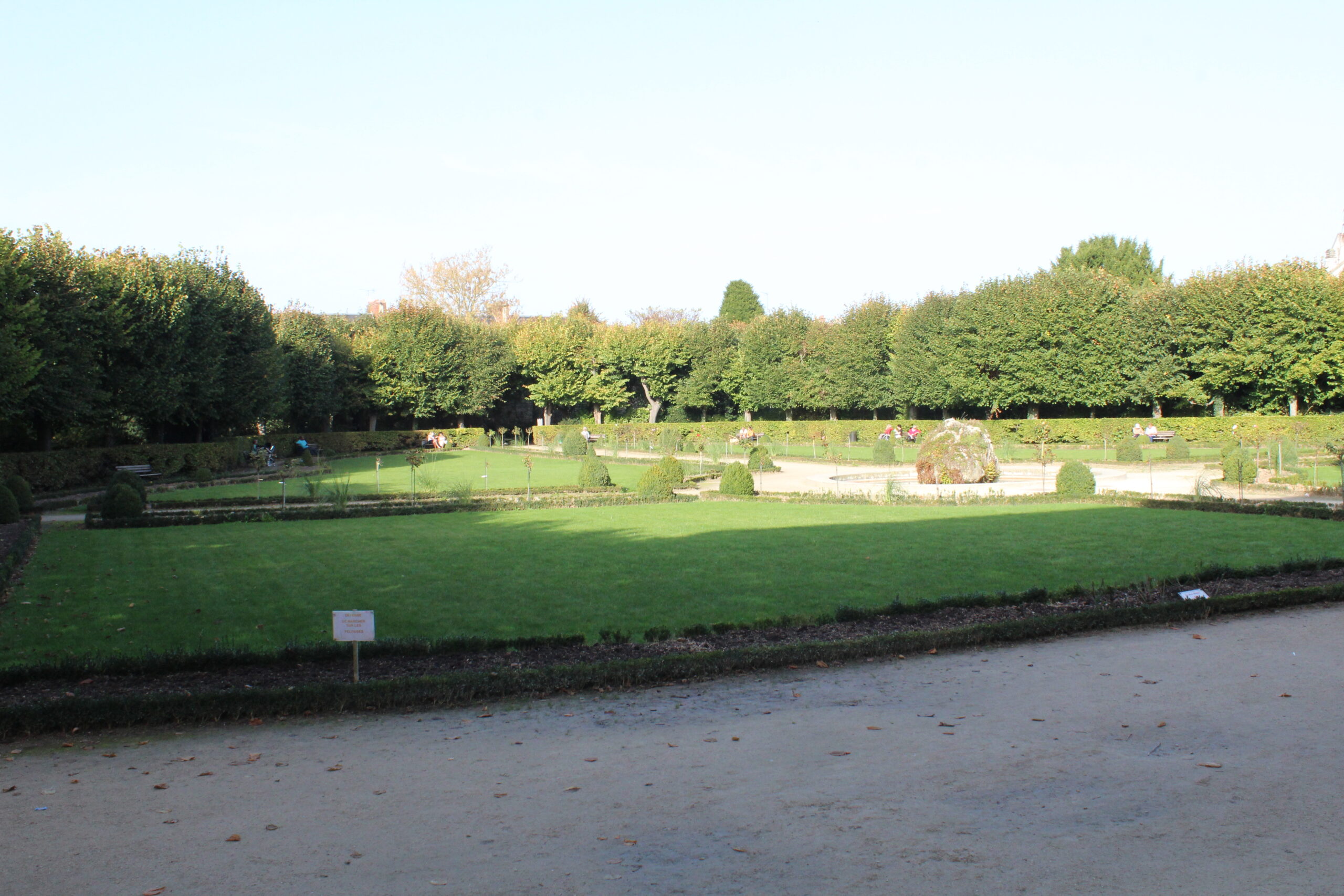 Les parterres et les allées du jardin Bossuet entourés d’arbres à Meaux