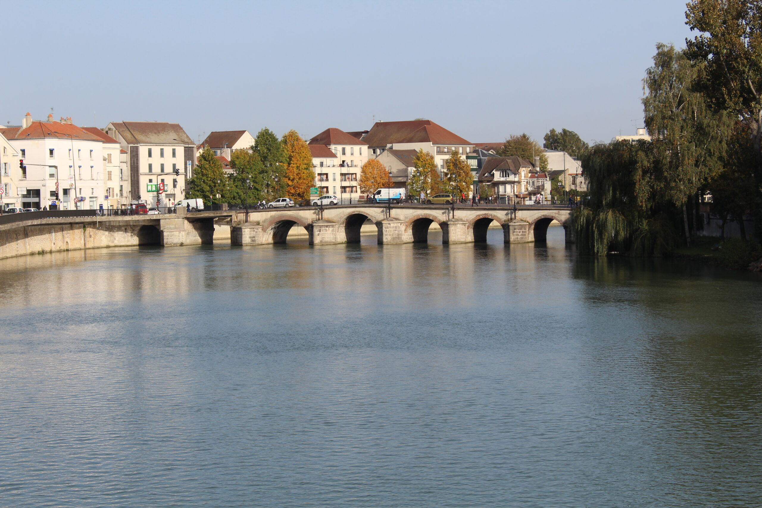 Le pont du Marché traversant la Marne devant les façades du centre de Meaux