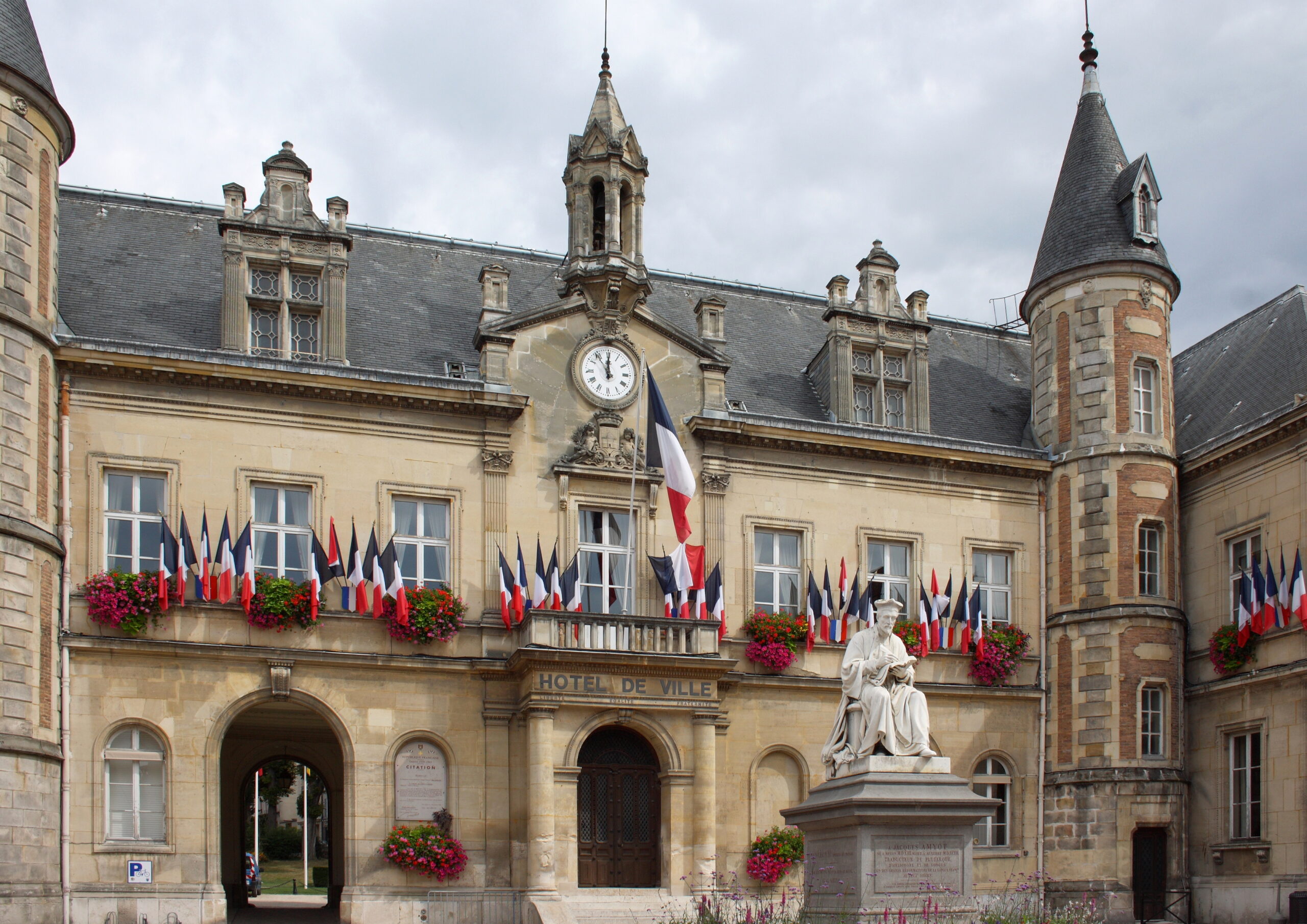 L’hôtel de ville de Melun et la statue de Jacques Amyot