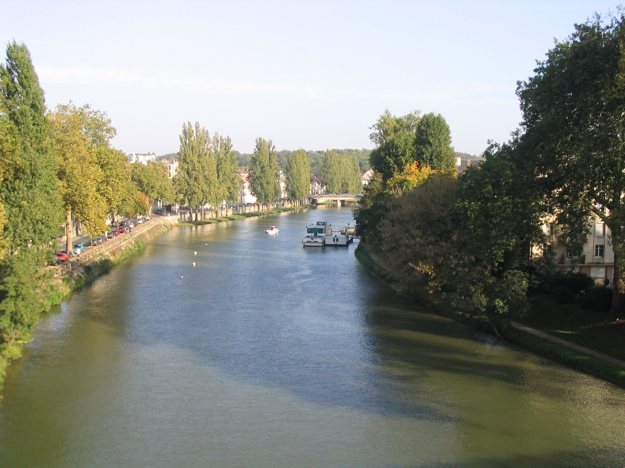 Vue de la Seine et de l’île Saint-Étienne dans le centre de Melun