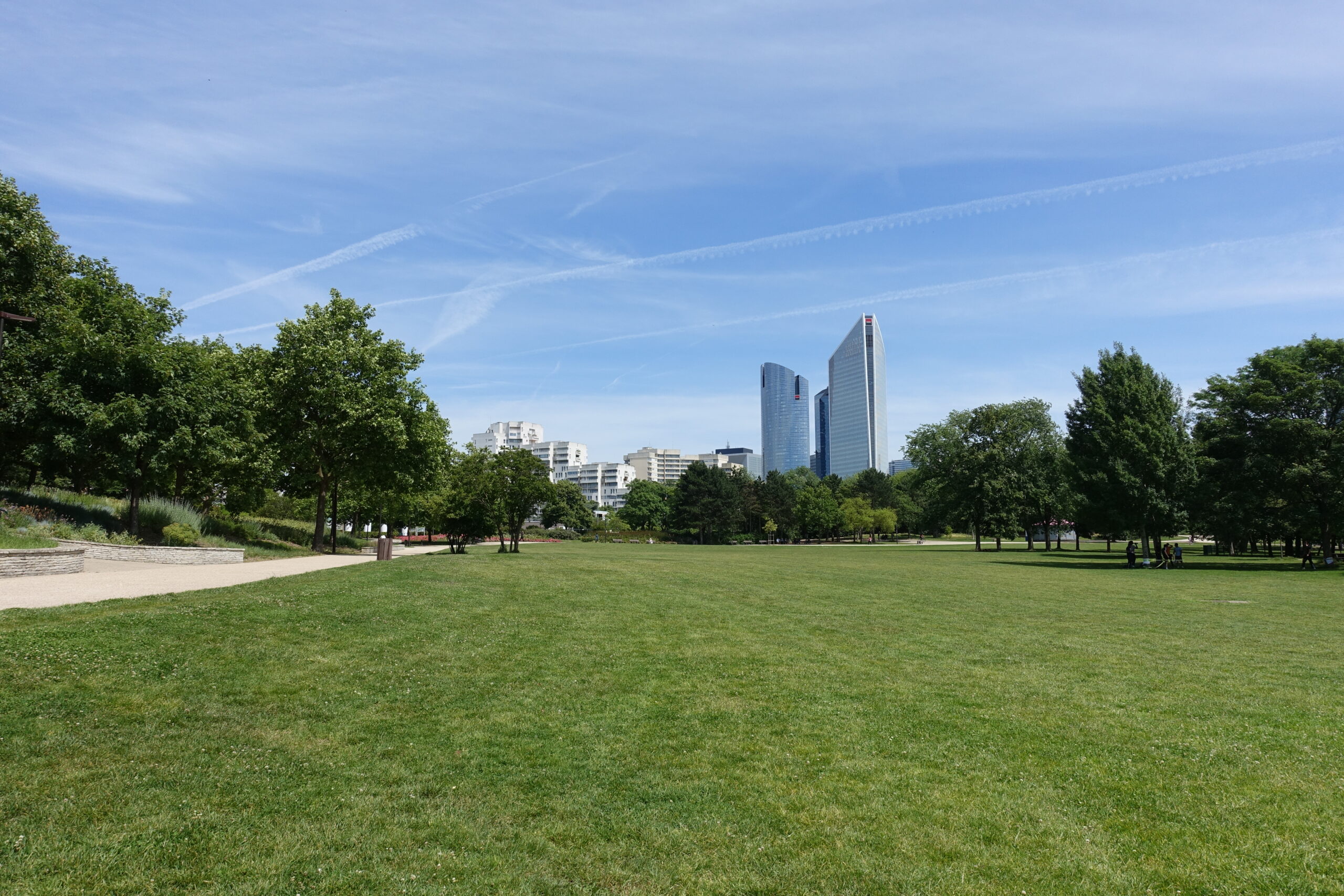 Allées et végétation du parc André-Malraux à Nanterre