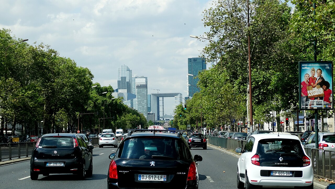 Avenue Charles-de-Gaulle à Neuilly-sur-Seine avec La Défense à l’horizon