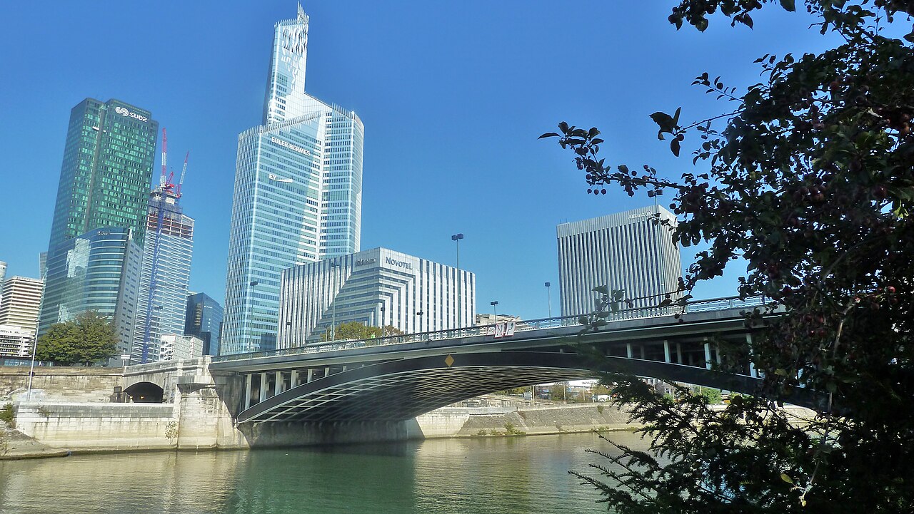 Pont de Neuilly sur la Seine avec les tours de La Défense en arrière-plan