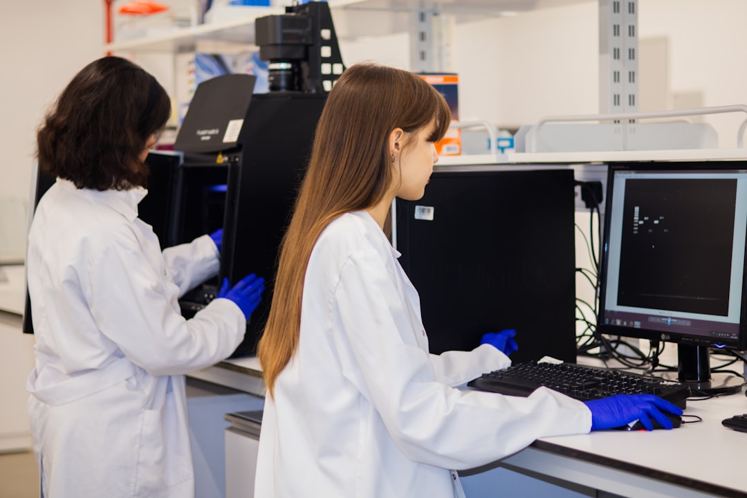 Étudiants et chercheurs en laboratoire illustrant les besoins de traduction universitaire et scientifique à Troyes