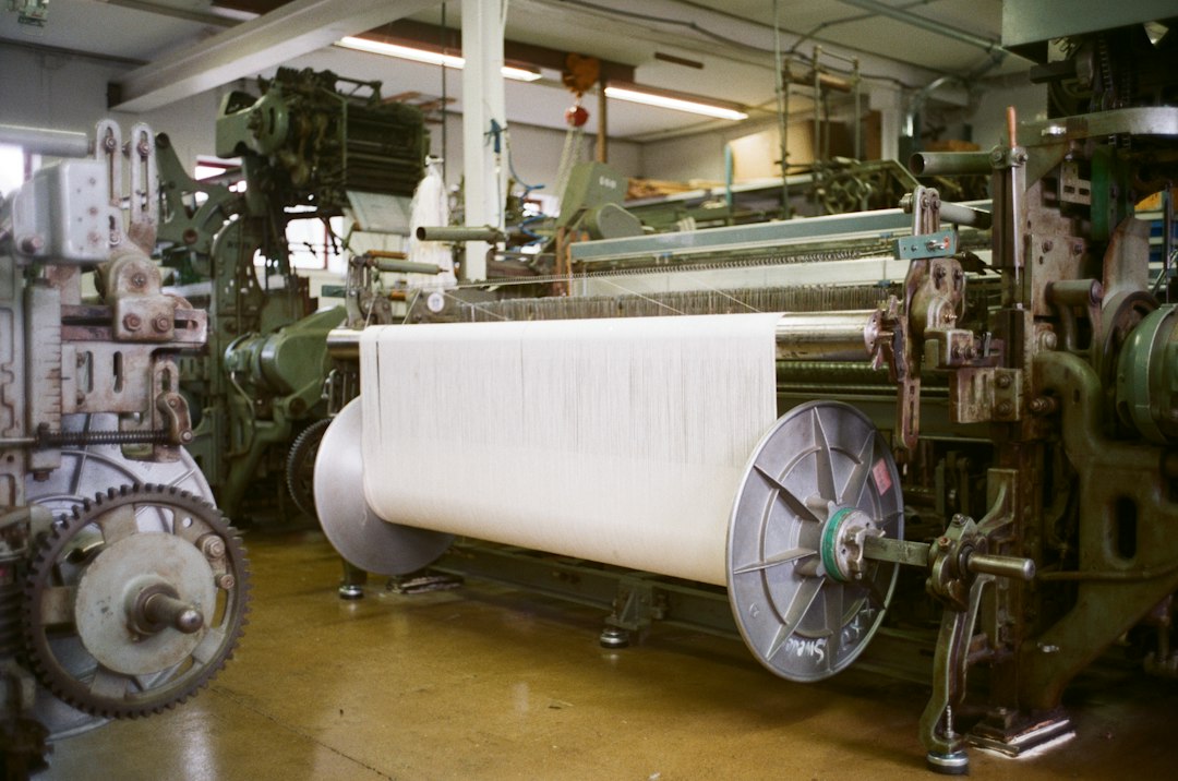 Métier à tisser industriel illustrant l’activité textile et les besoins de traduction technique à Troyes