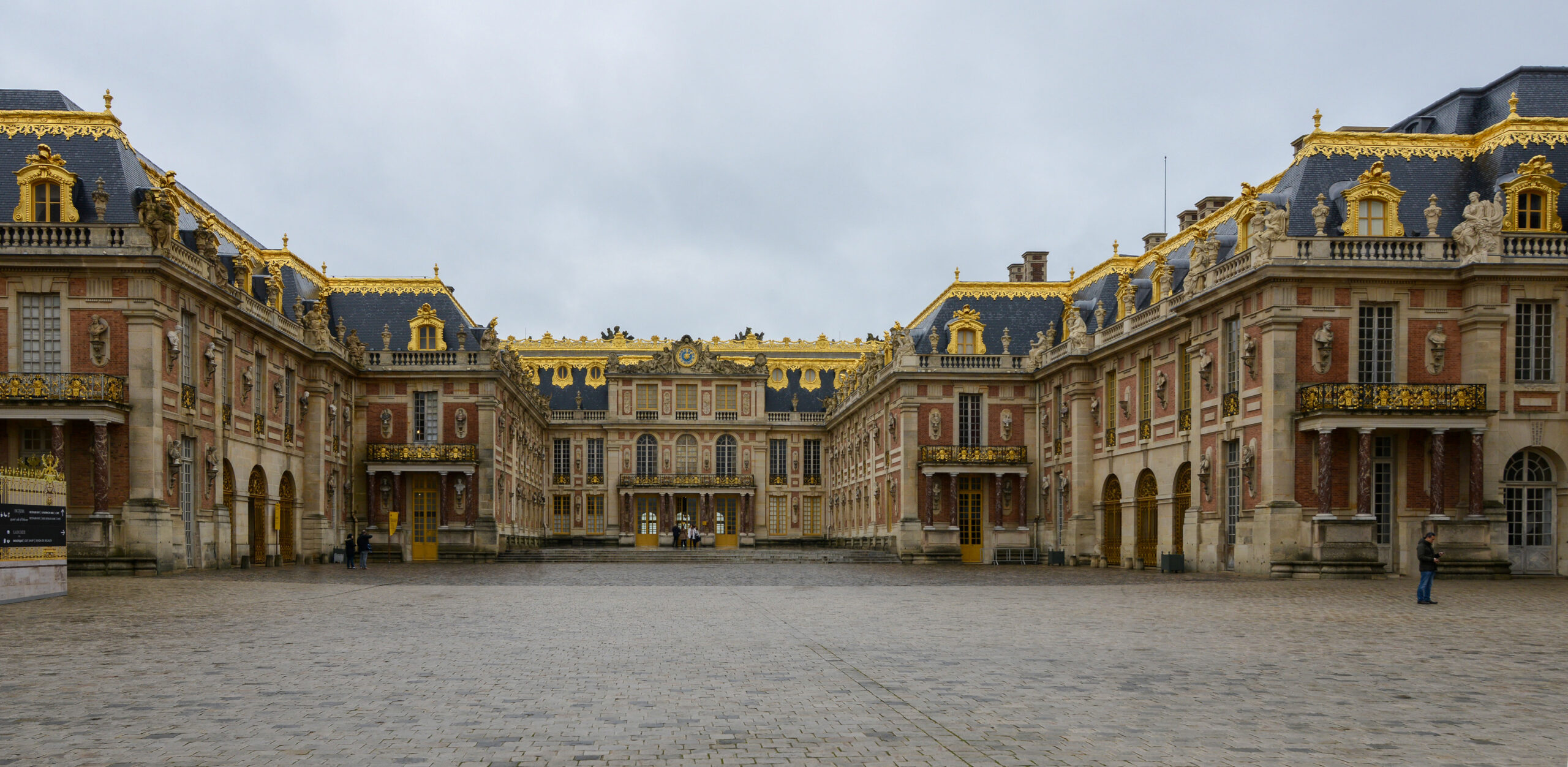 Façade du château de Versailles vue depuis la cour royale