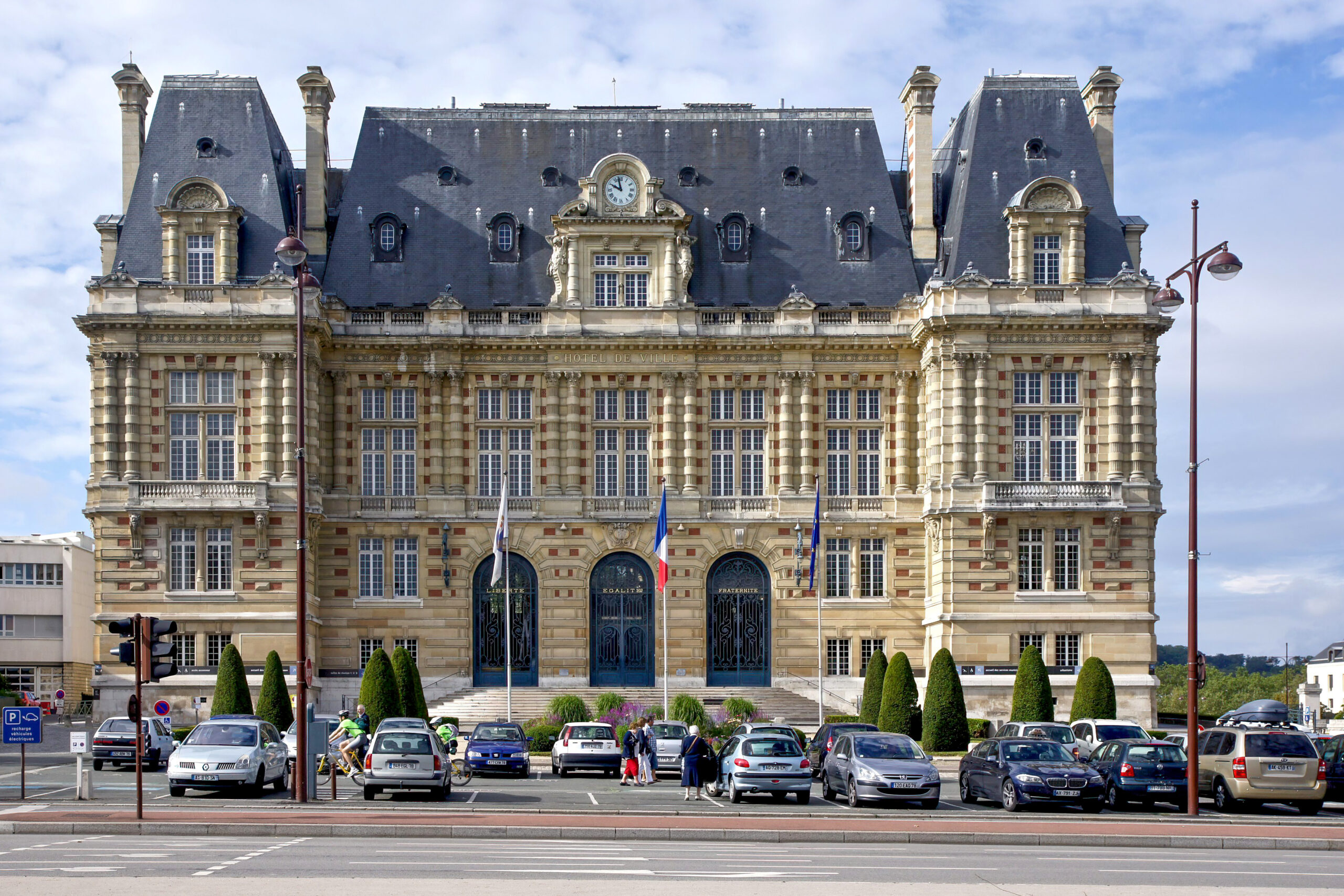 Façade de l’hôtel de ville de Versailles sur l’avenue de Paris