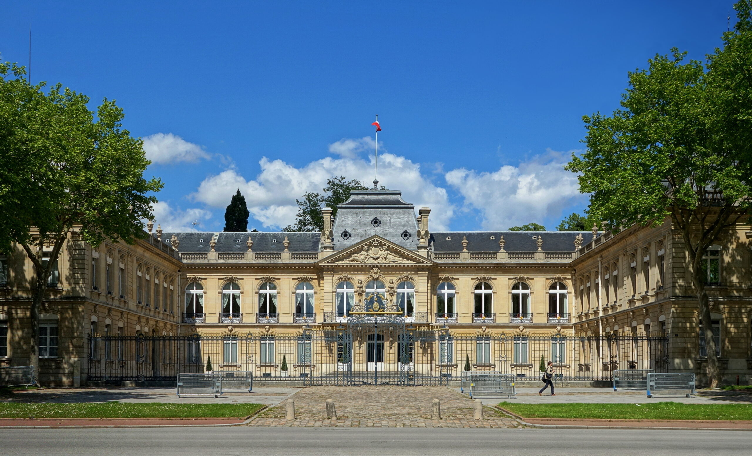 Entrée de la préfecture des Yvelines à Versailles