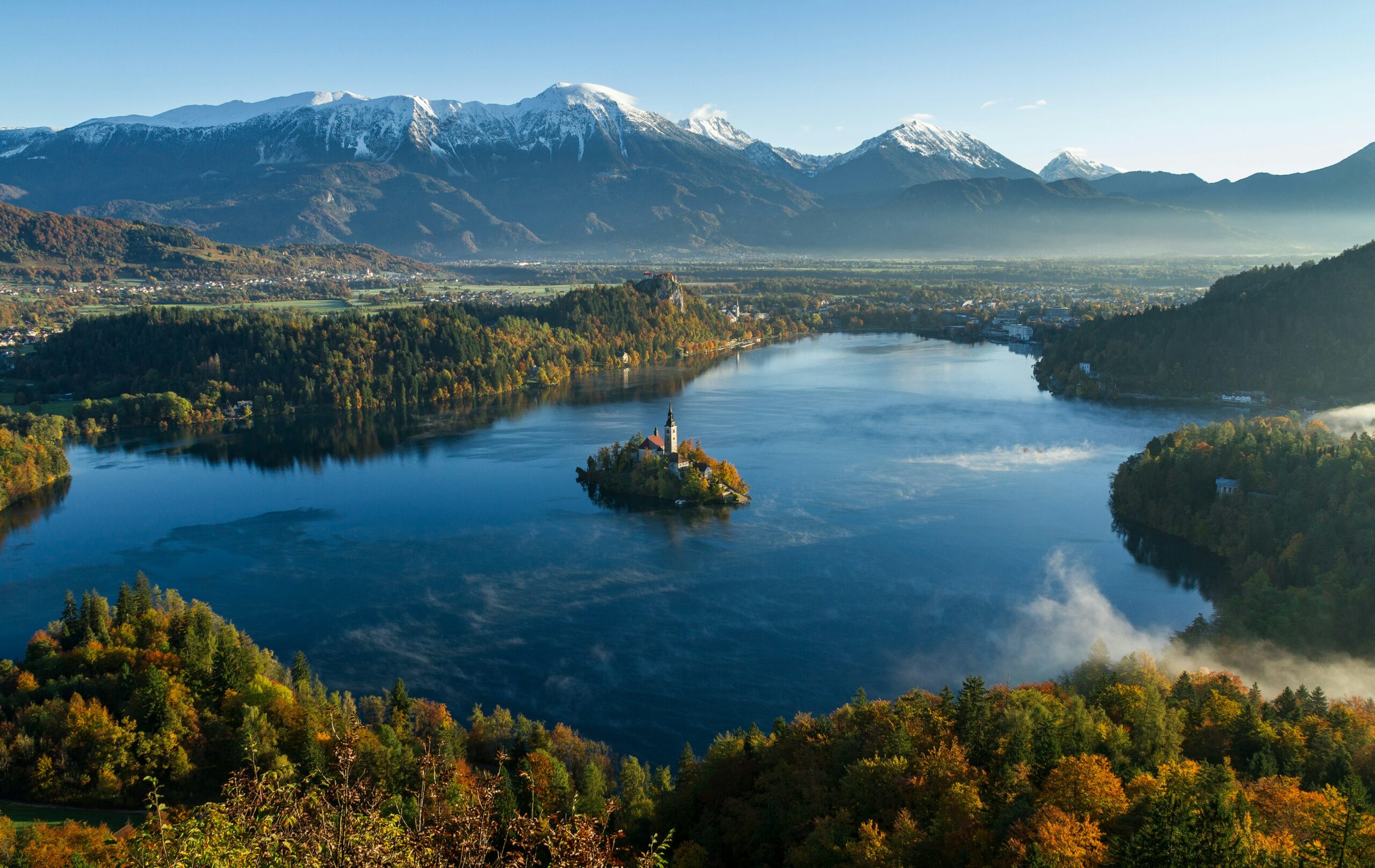 Église sur le lac de Bled entourée des montagnes slovènes