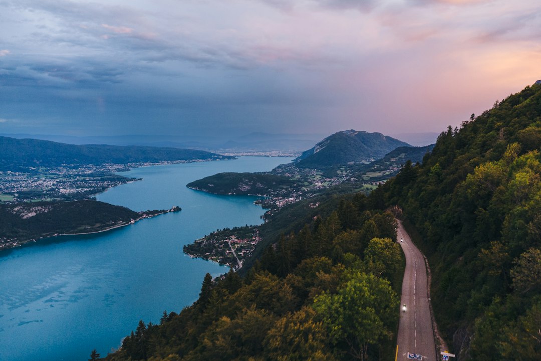 Paysage des Alpes et du lac d’Annecy illustrant les services de traduction en Auvergne-Rhône-Alpes
