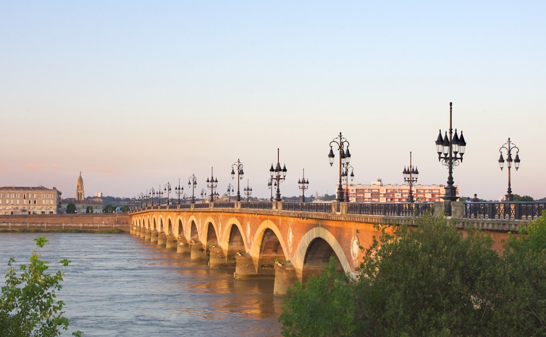 Bordeaux et la Garonne illustrant les services de traduction en Nouvelle-Aquitaine