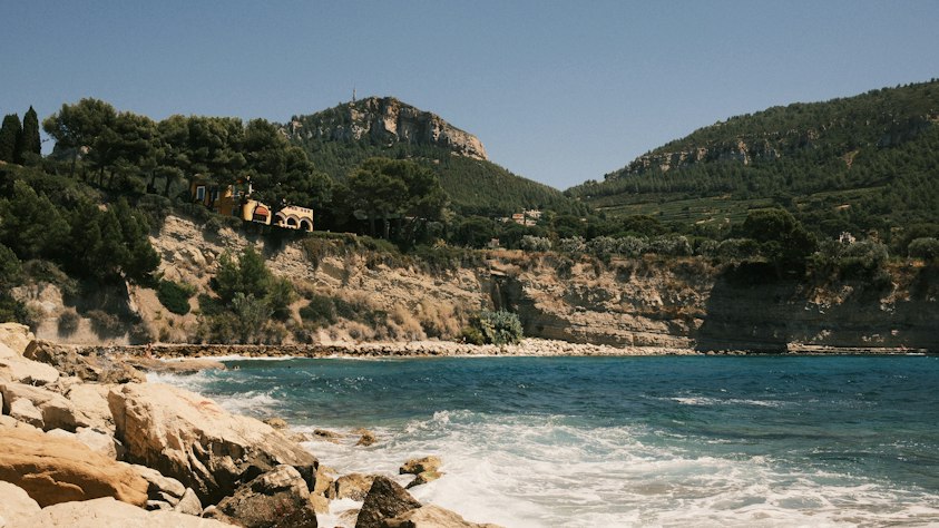 Littoral de Cassis illustrant la couverture nationale des services de traduction en France