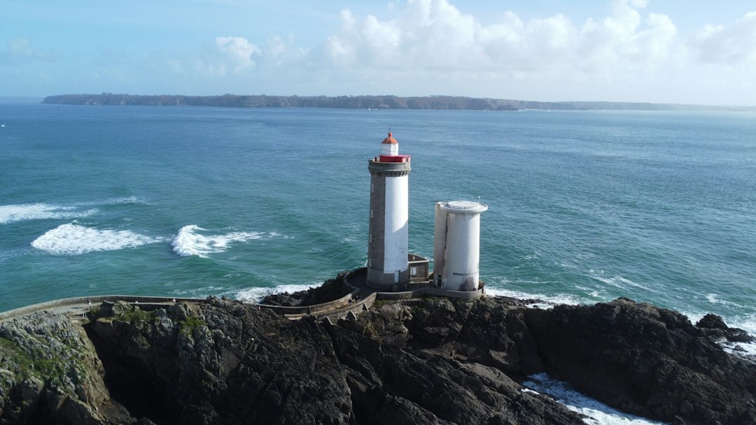Côte bretonne et phare illustrant les services de traduction en Bretagne