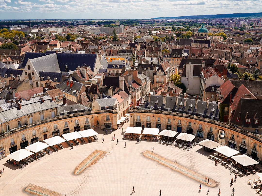Place de la Libération à Dijon illustrant la Bourgogne-Franche-Comté
