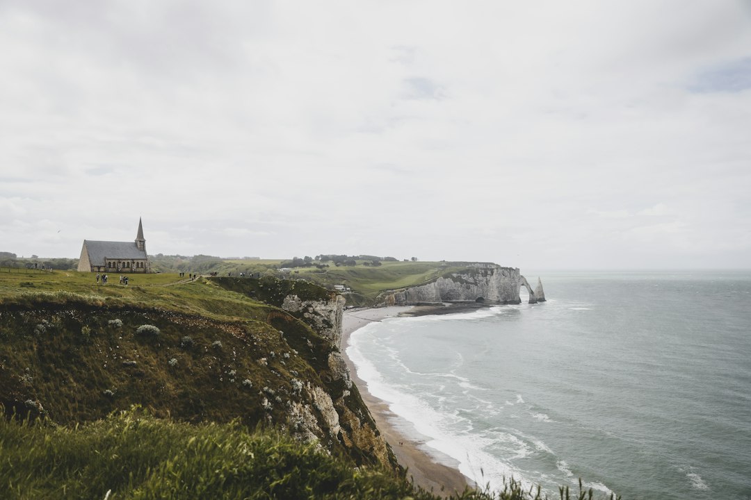Falaises d’Étretat en Normandie illustrant les services de traduction Lexicalis