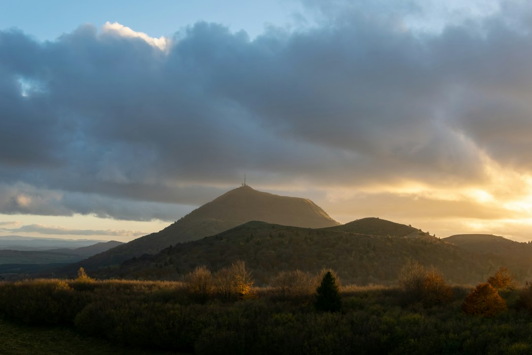 Puy de Dôme en Auvergne illustrant la couverture régionale de Lexicalis