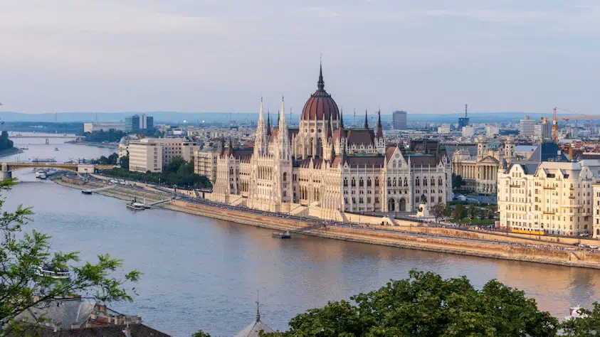 Parlement hongrois au bord du Danube à Budapest, Hongrie