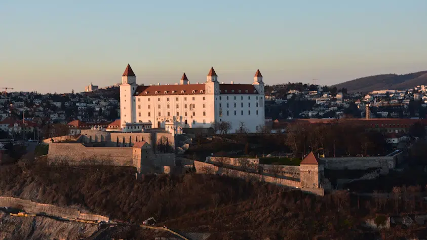 Château de Bratislava et Danube en Slovaquie, panorama de la capitale