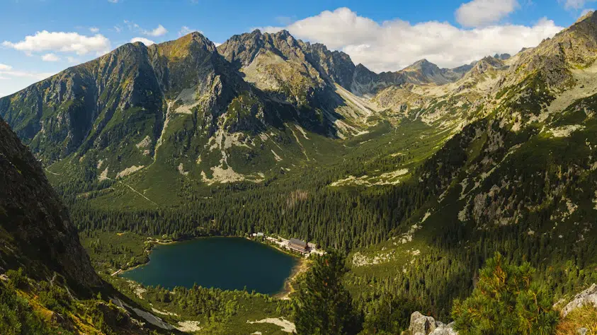 Lac de Poprad entouré des Hautes Tatras en Slovaquie